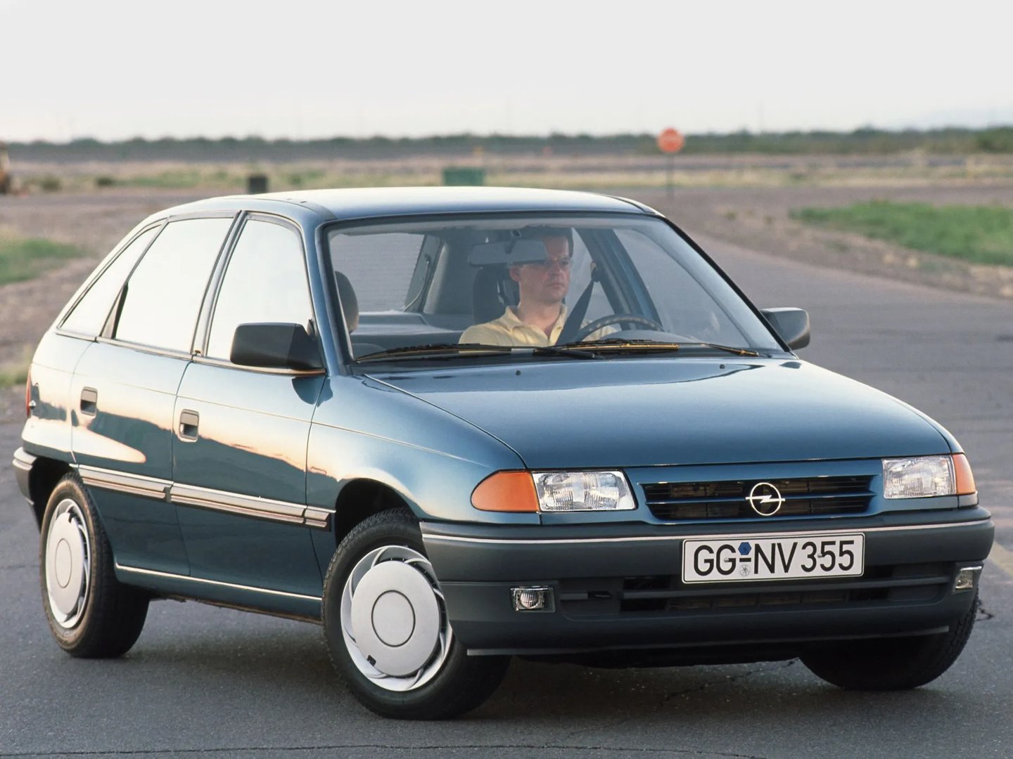 Opel_Astra_1_generation__Hatchback_5-door__1.jpg