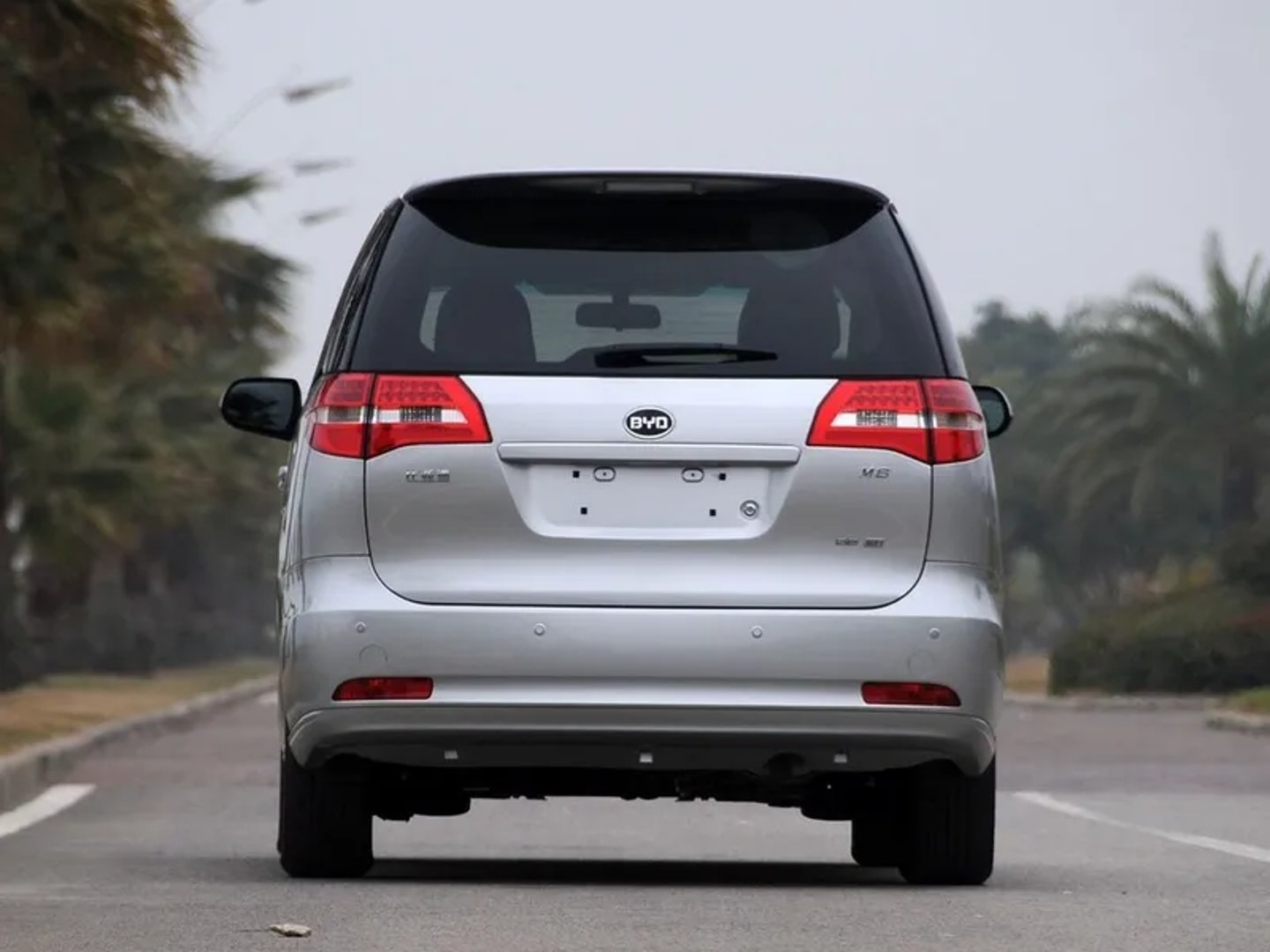 BYD_M6_1_generation__Minivan__3.jpg
