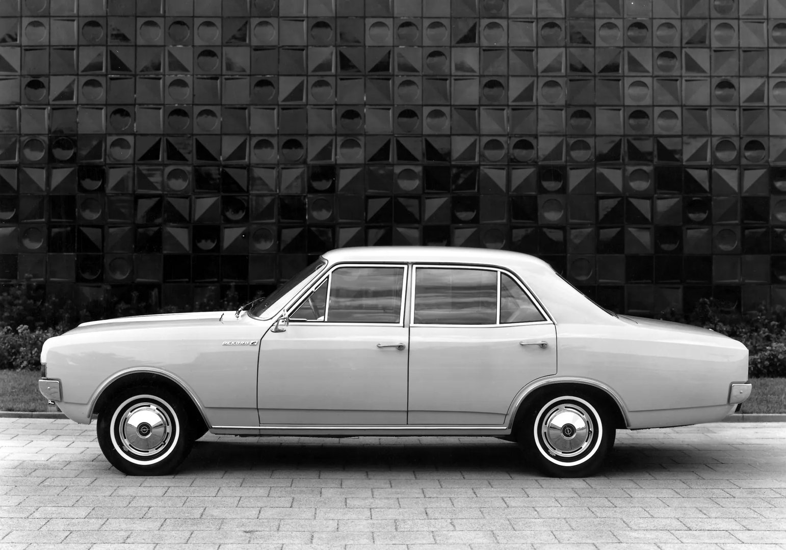 Opel_Rekord_3_generation__Sedan__12.jpg