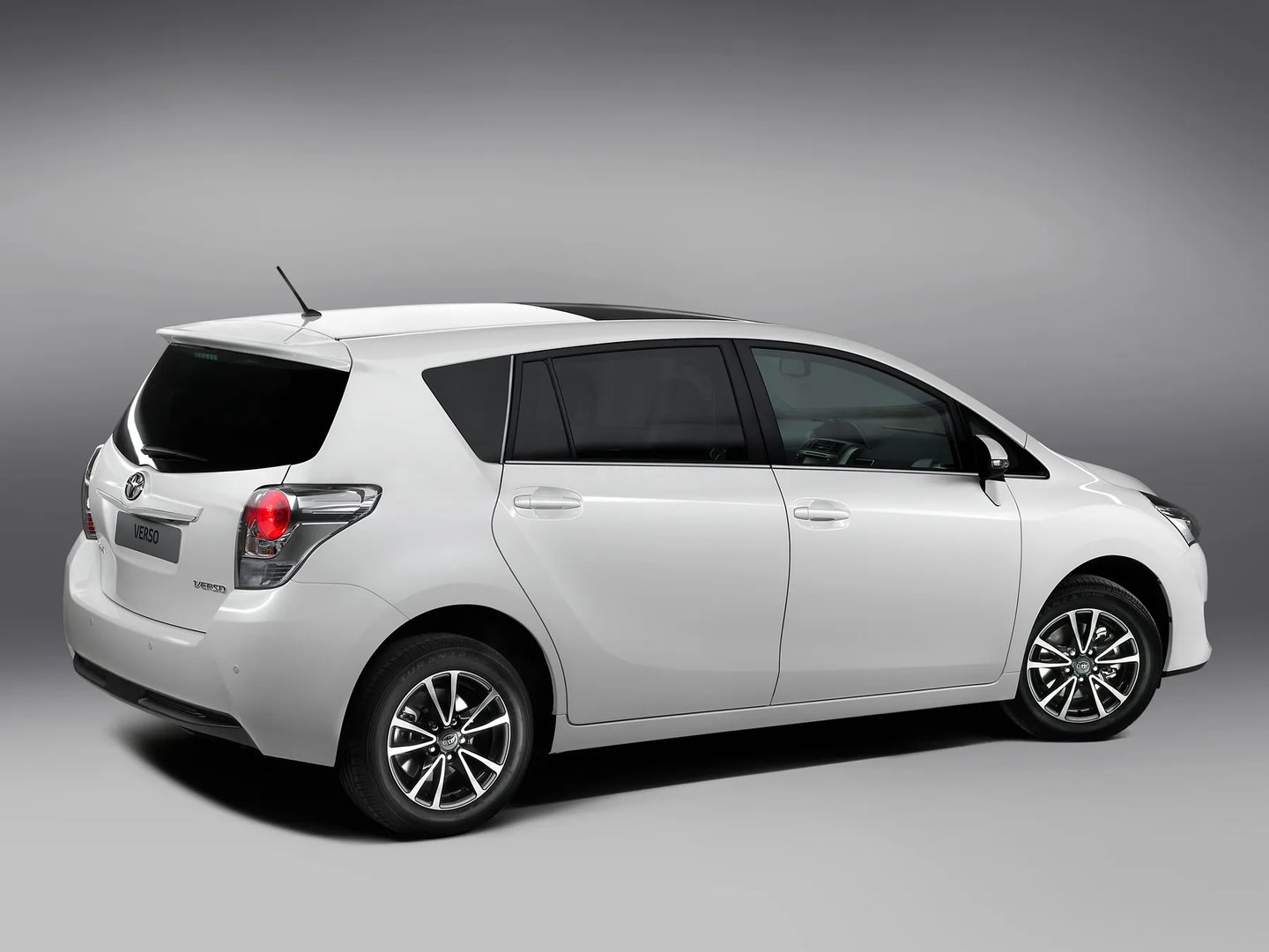 Toyota_Verso_1_generation_restyling__Compact_Van__2.jpg