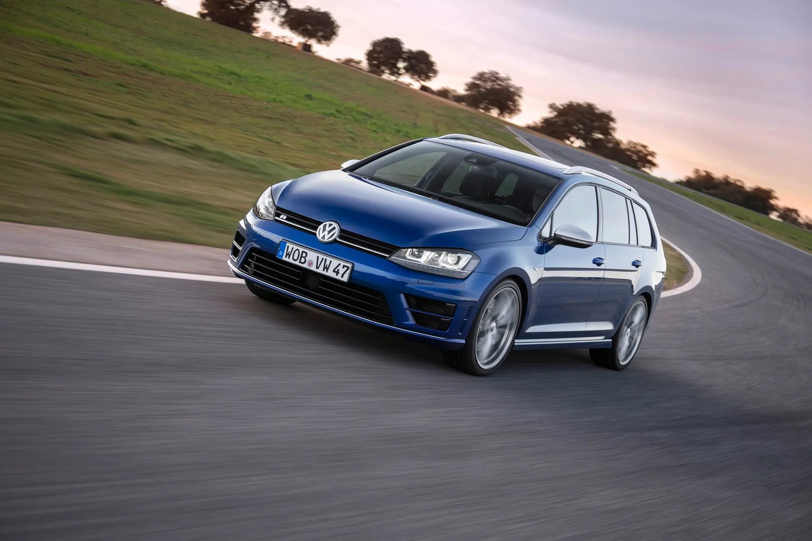 Volkswagen_Golf_R_7_generation__Estate_5-door__10.jpg