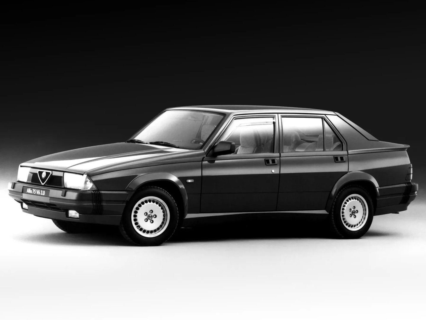 Alfa Romeo_75_1_generation_restyling__Sedan__4.jpg