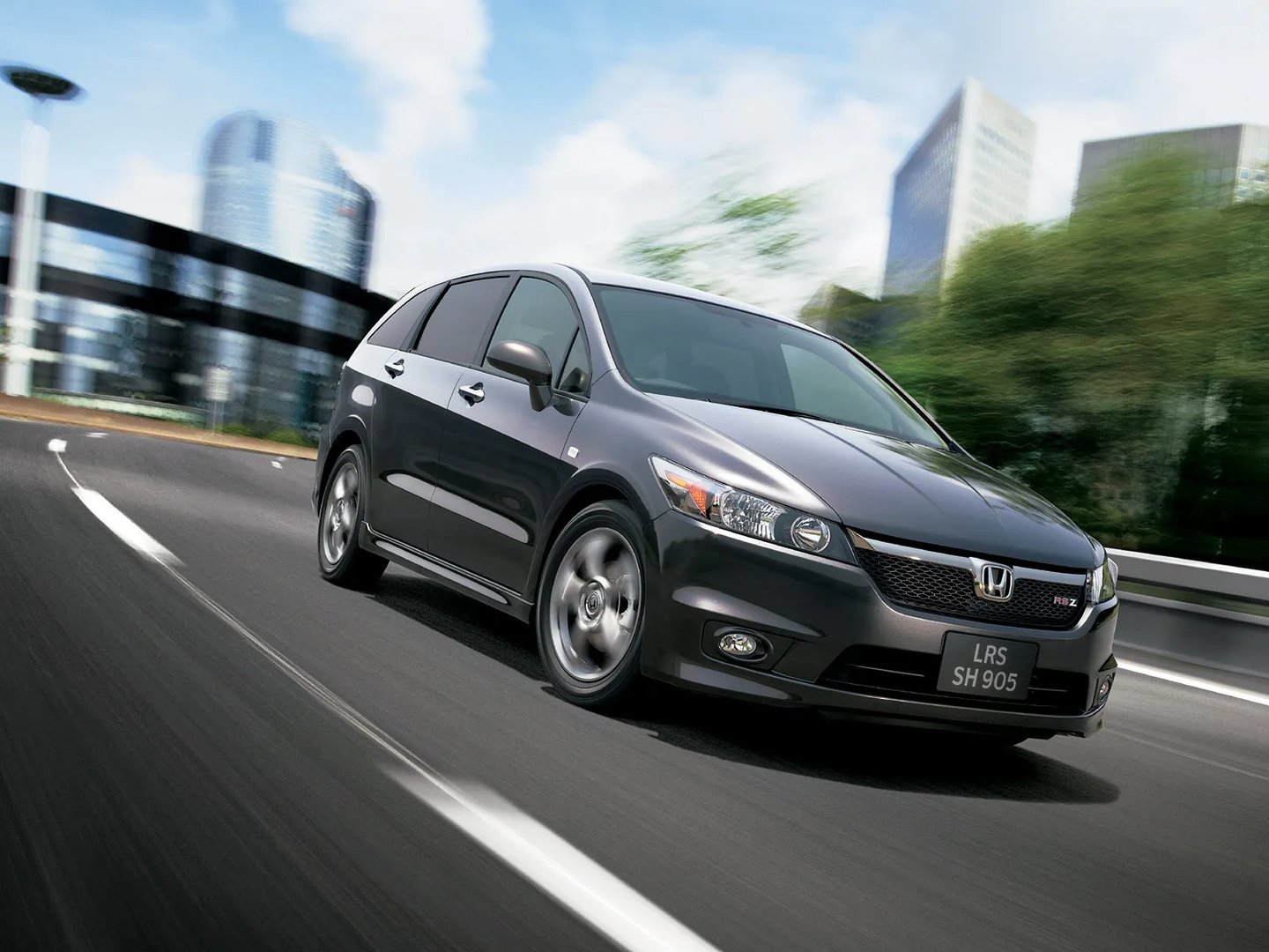 Honda_Stream_2_generation__Compact_Van__4.jpg