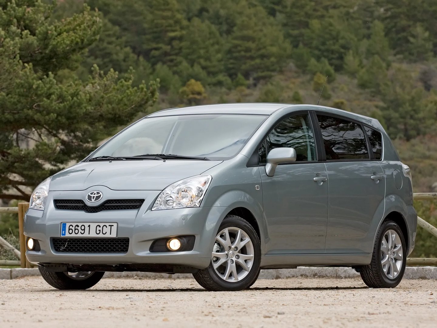 Toyota_Corolla_Verso_1_generation_restyling_2__Compact_Van__4.jpg