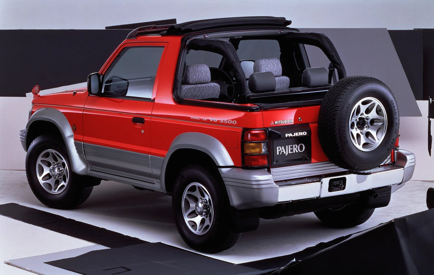Mitsubishi_Pajero_2_generation__SUV_cabriolet__4.jpg