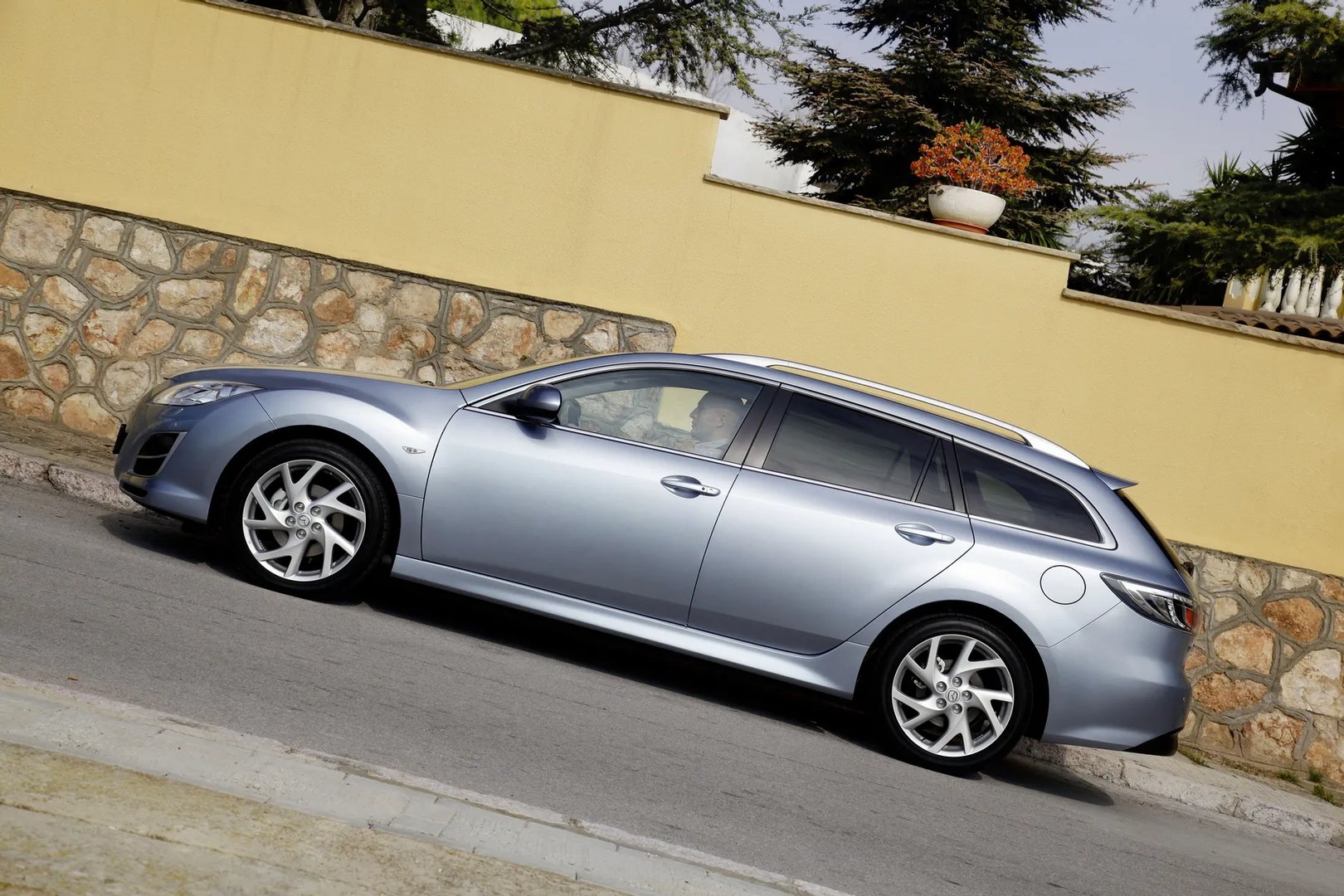 Mazda_6_2_generation_restyling__Estate_5-door__13.jpg