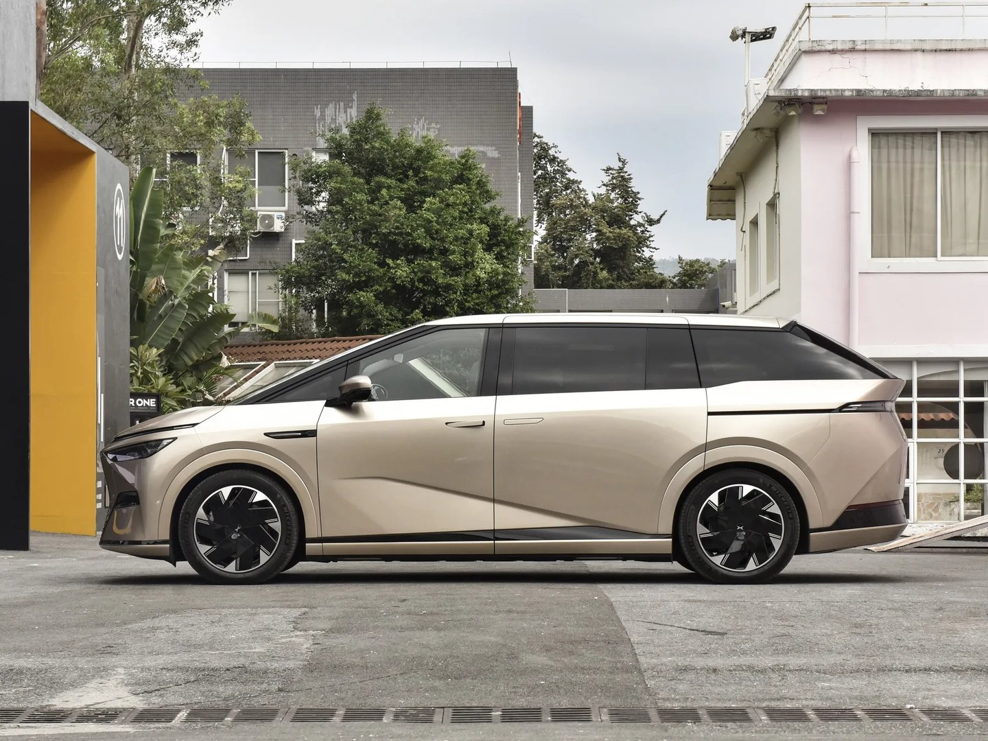 xpeng_X9_1_generation__Minivan__11.jpg