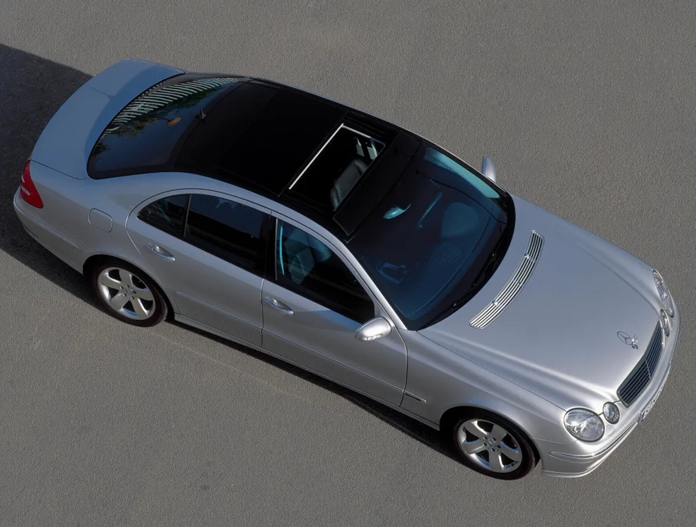 Mercedes_E-Class_3_generation__Sedan__3.jpg