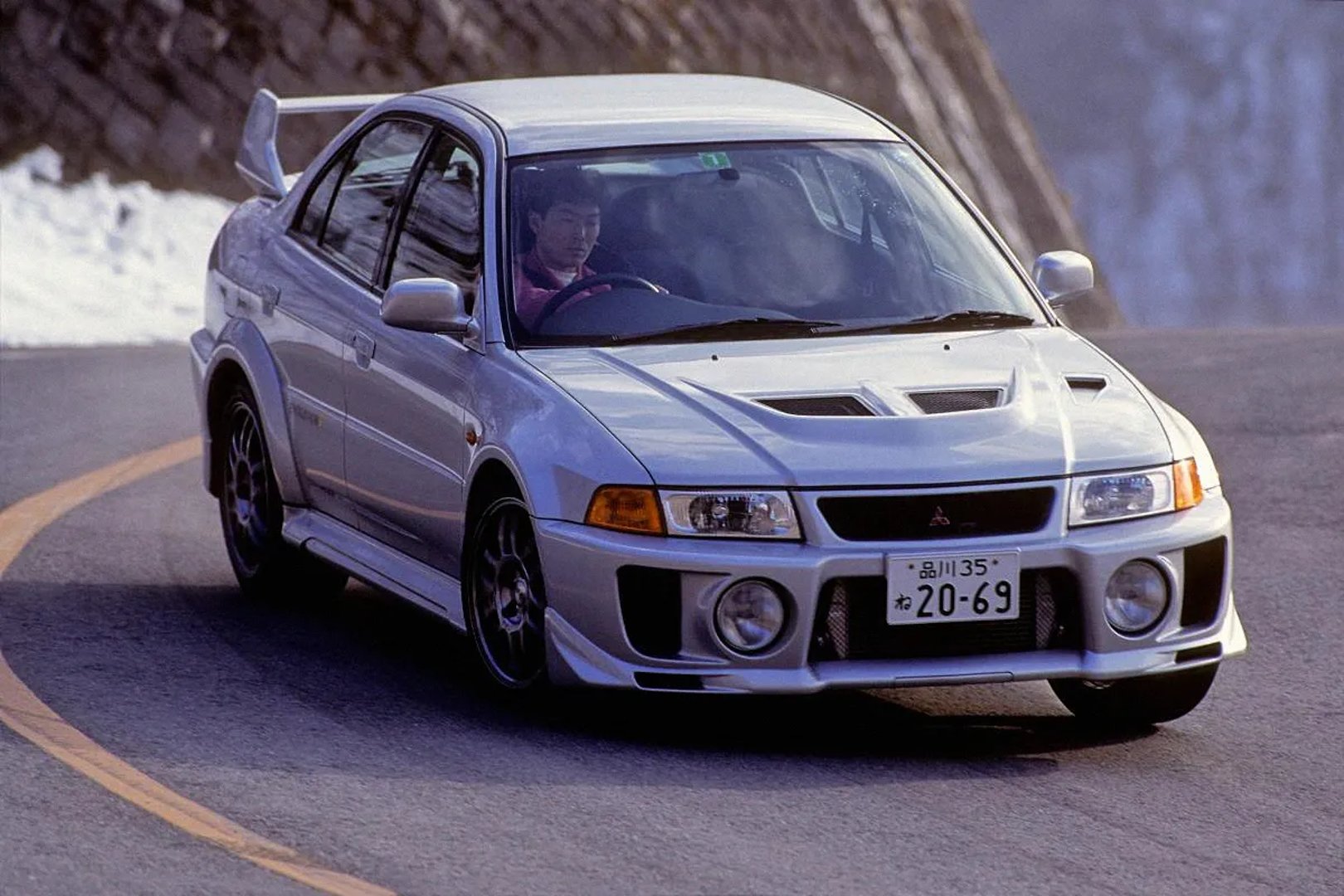 Mitsubishi_Lancer_Evolution_5_generation__Sedan__2.jpg