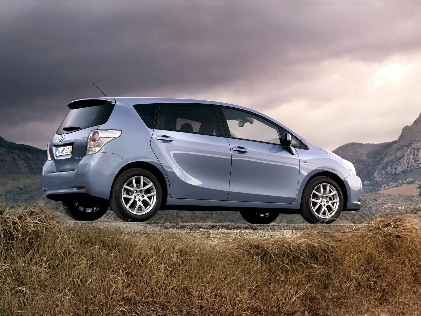 Toyota_Verso_1_generation__Compact_Van__10.jpg