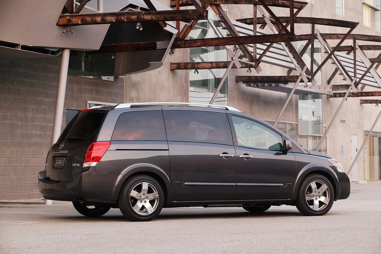 Nissan_Quest_3_generation__Minivan__2.jpg