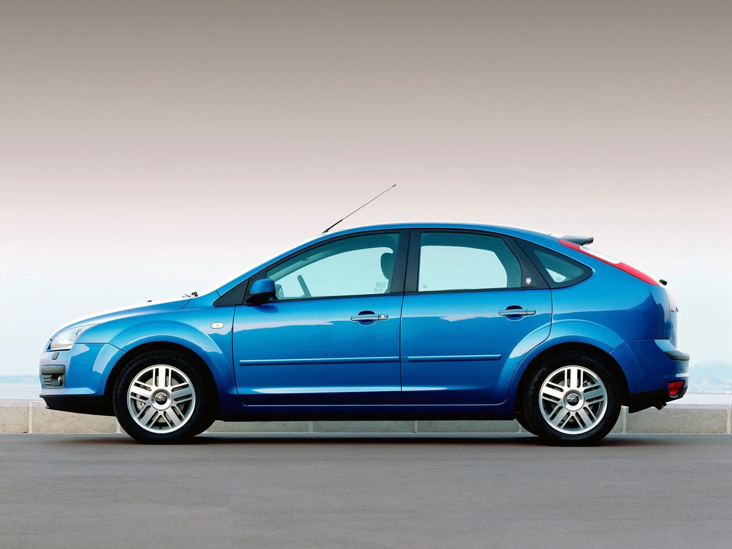 Ford_Focus_2_generation__Hatchback_5-door__3.jpg