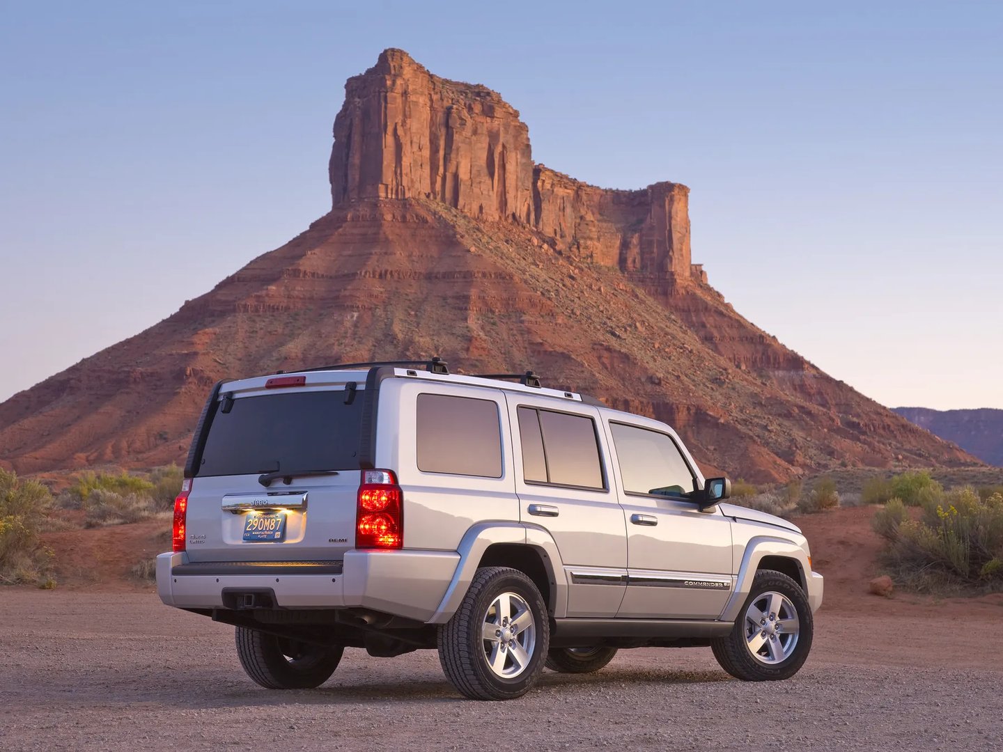 Jeep_Commander_1_generation__SUV_5-doors__11.jpg