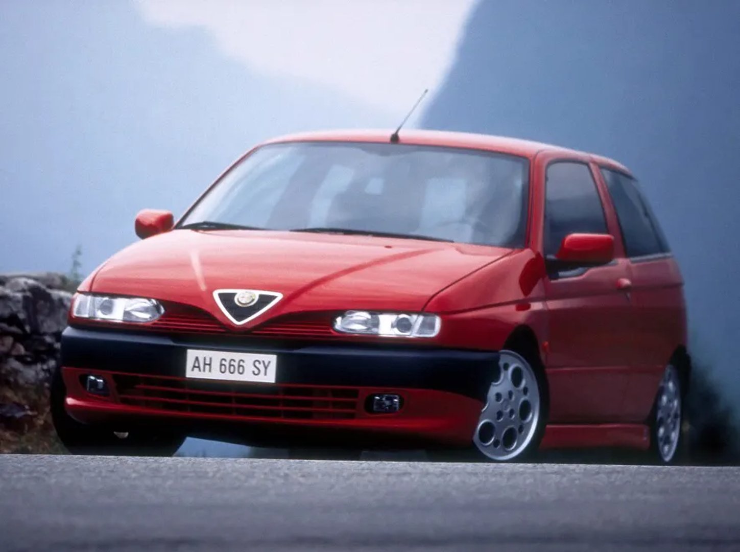 Alfa Romeo_145_1_generation__Hatchback_3-door__6.jpg