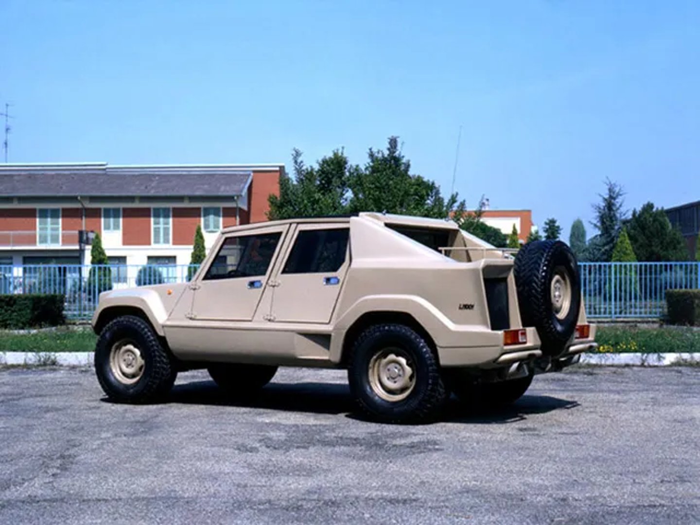 Lamborghini_LM001_1_generation__Pickup_double-cab__3.jpg