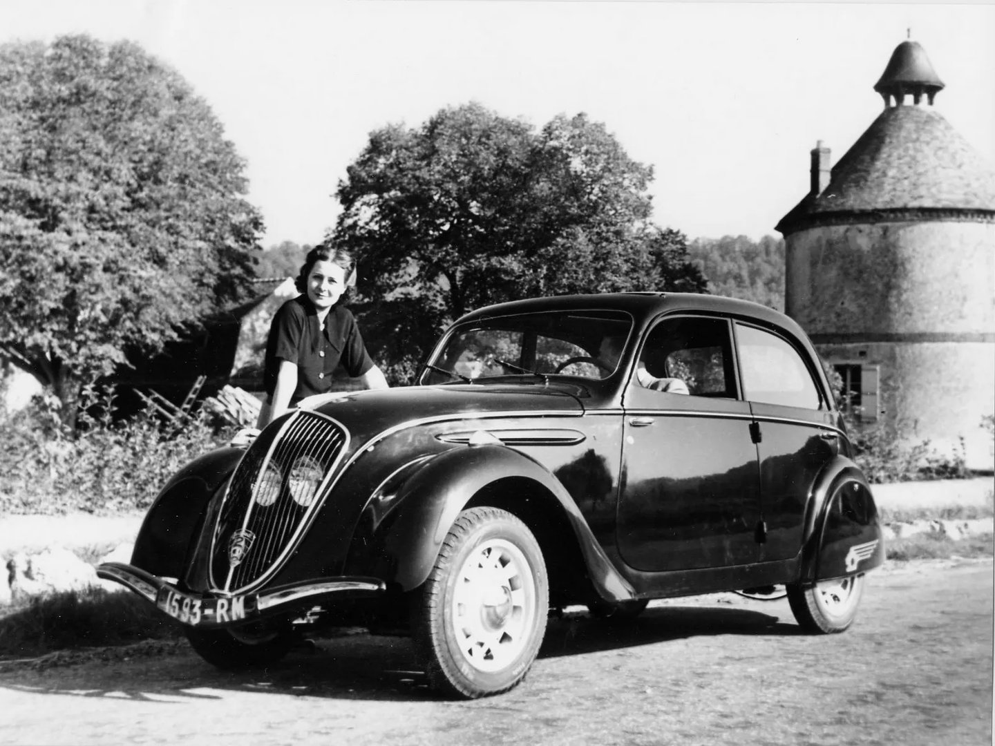 Peugeot_202_1_generation__Sedan__2.jpg