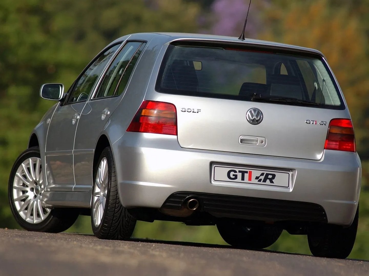 Volkswagen_Golf_GTI_4_generation__Hatchback_5-door__2.jpg
