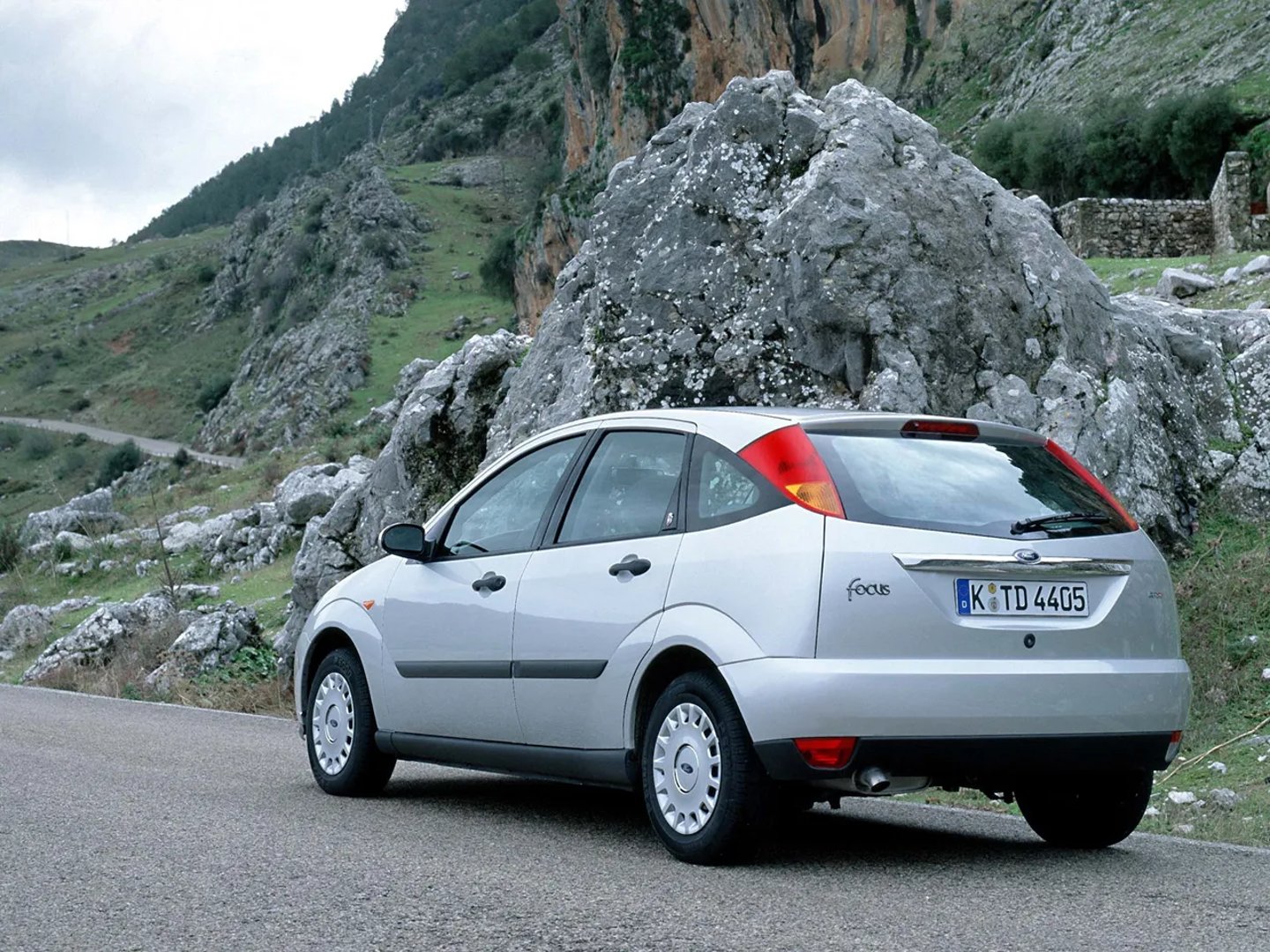Ford_Focus_1_generation__Hatchback_5-door__2.jpg
