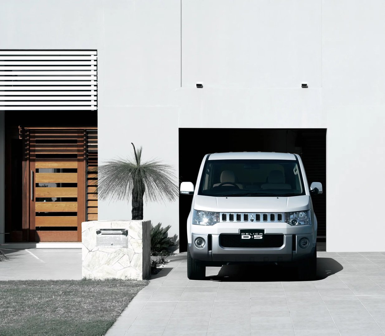 Mitsubishi_Delica_5_generation__Minivan__9.jpg