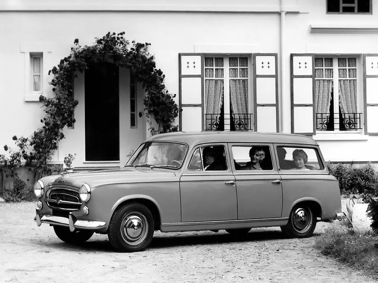 Peugeot_403_1_generation__Estate_5-door__1.jpg