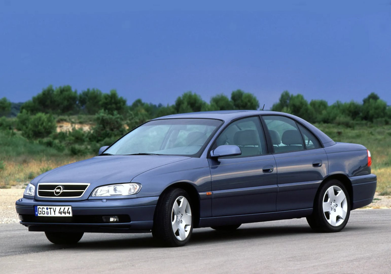 Opel_Omega_2_generation_restyling__Sedan__13.jpg