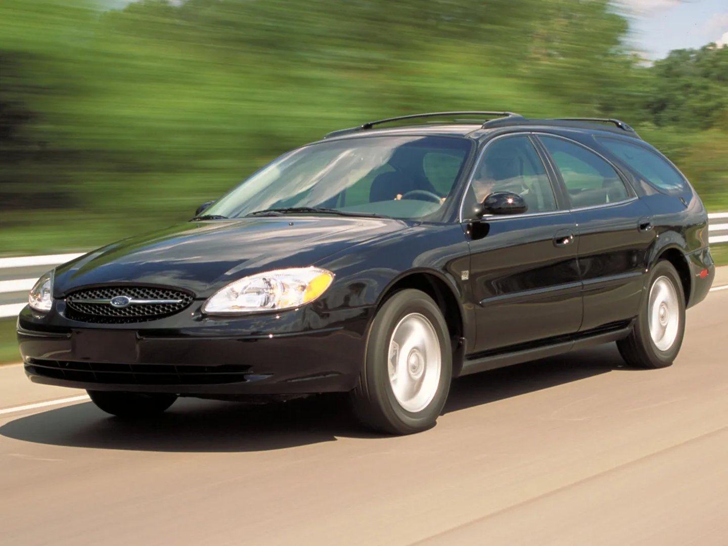 Ford_Taurus_4_generation__Estate_5-door__2.jpg