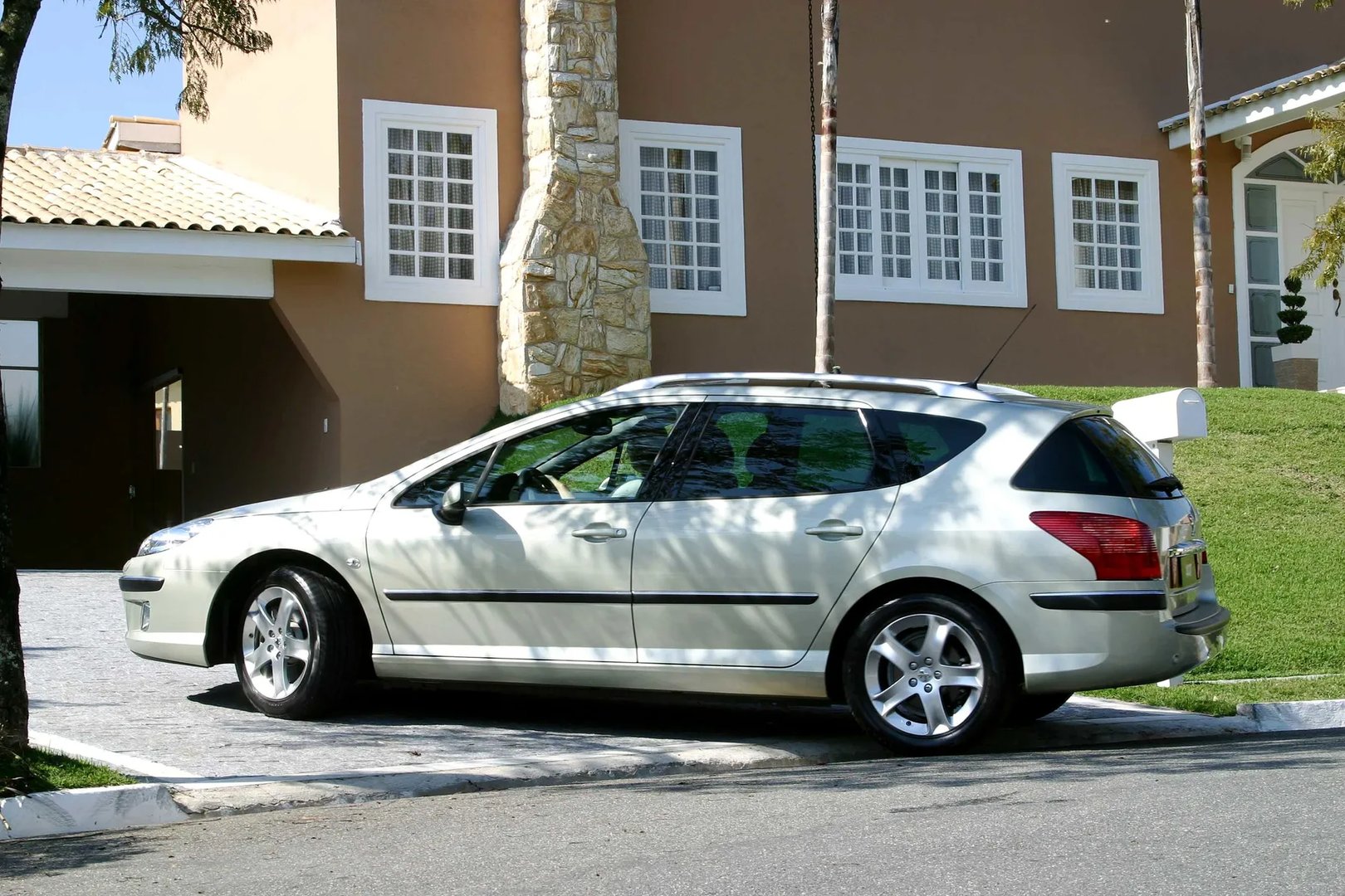 Peugeot_407_1_generation__Estate_5-door__6.jpg
