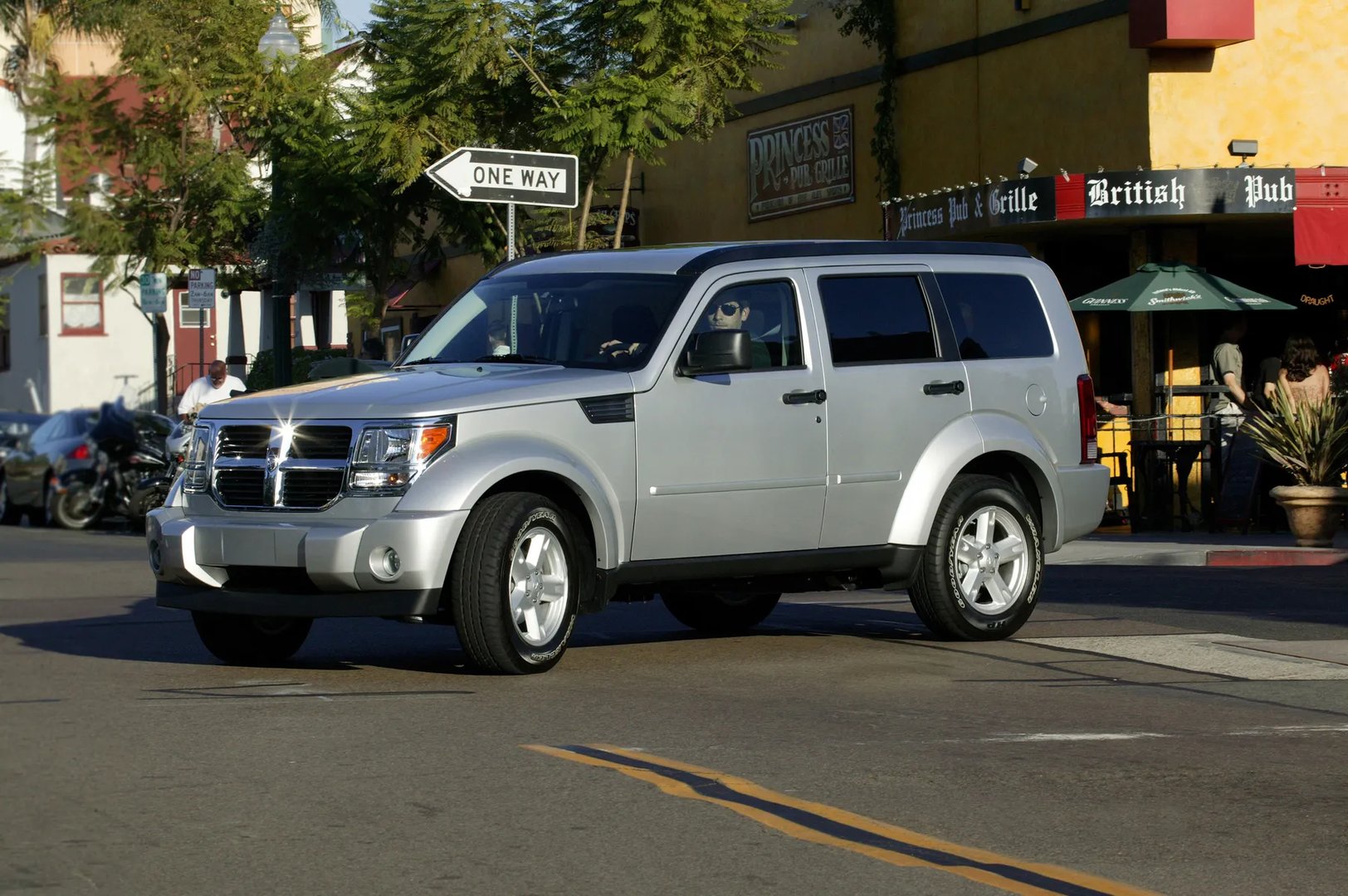 Dodge_Nitro_1_generation__SUV_5-doors__13.jpg