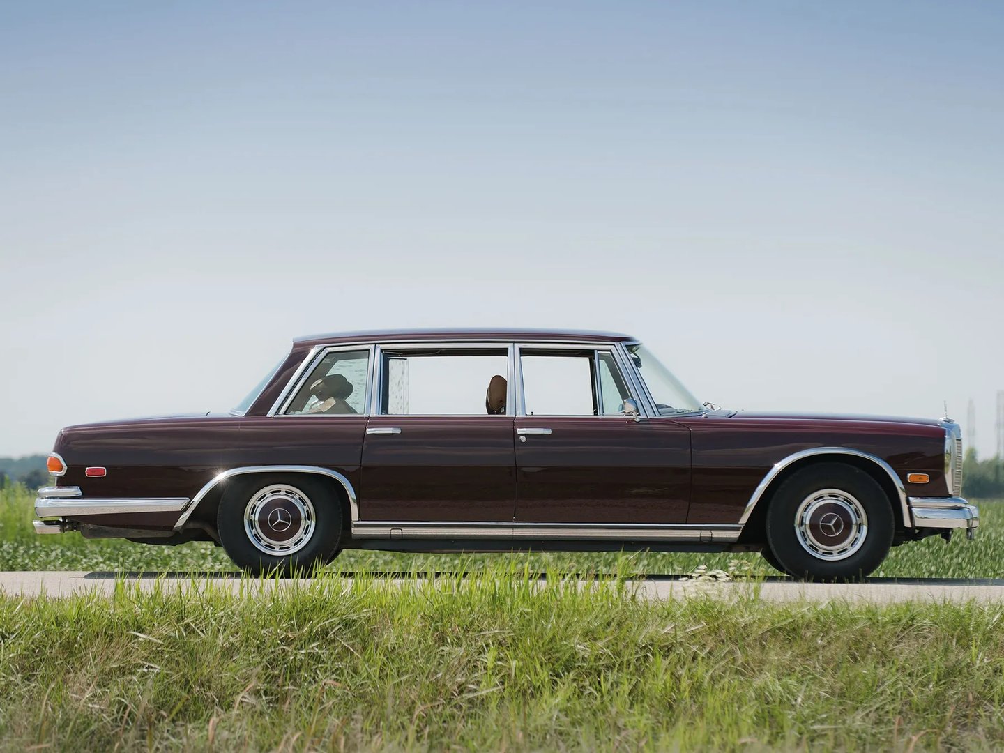 Mercedes_W100_1_generation__Sedan__2.jpg