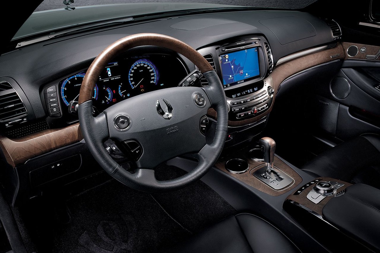 ssangyong_Chairman_2_generation__Sedan__10.jpg