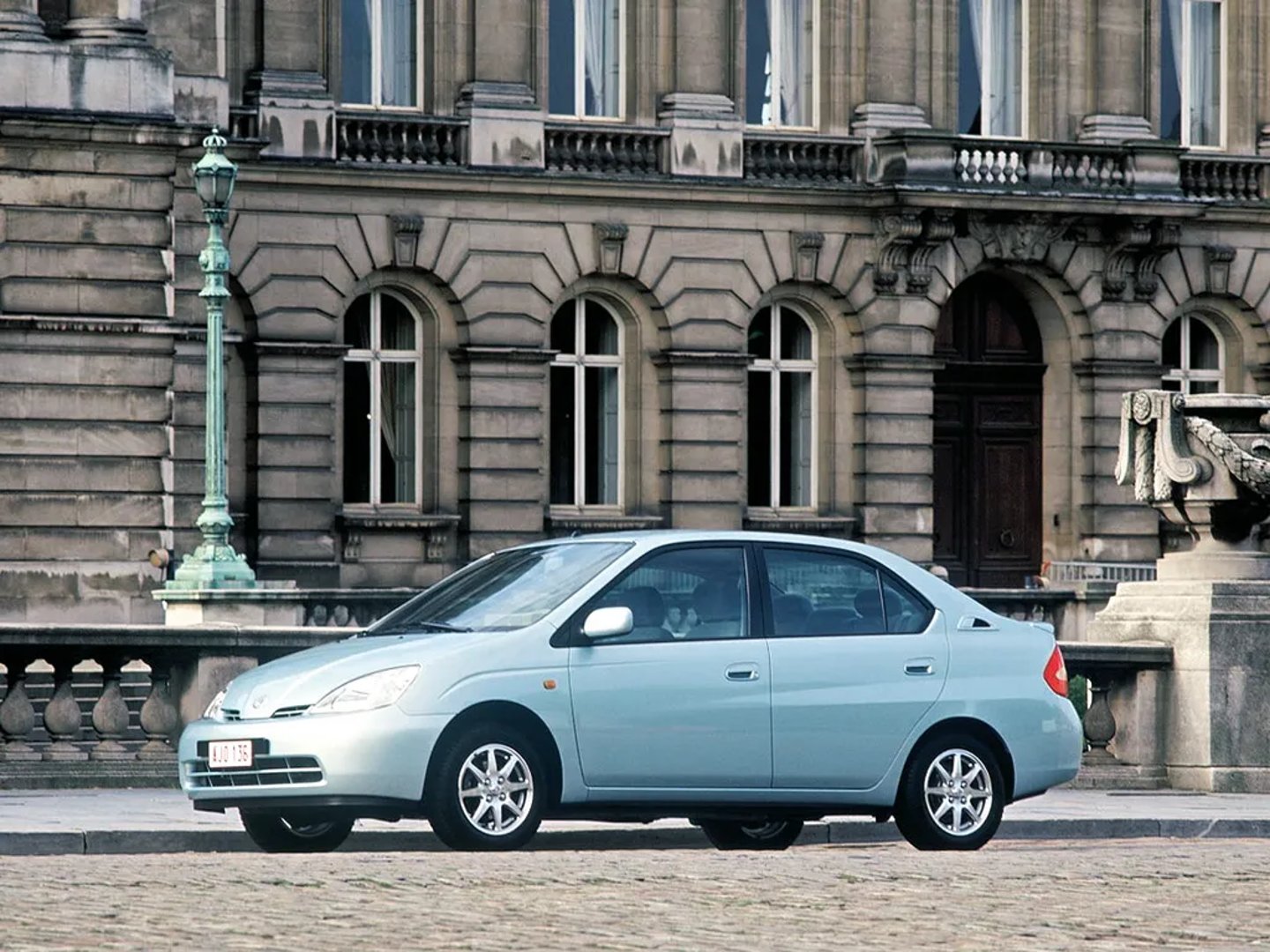 Toyota_Prius_1_generation_restyling__Sedan__13.jpg