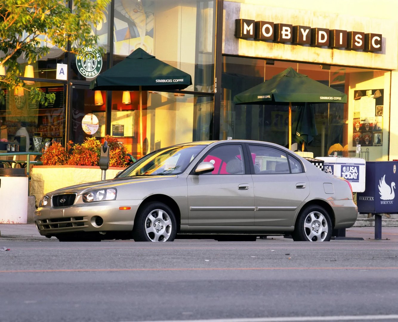 Hyundai_Elantra_3_generation__Sedan__6.jpg