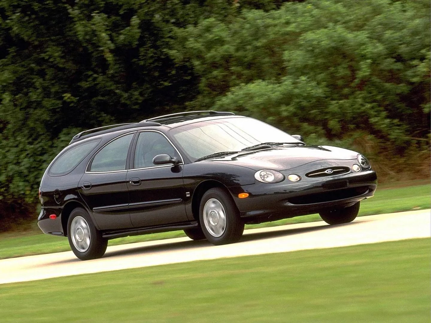 Ford_Taurus_3_generation__Estate_5-door__2.jpg