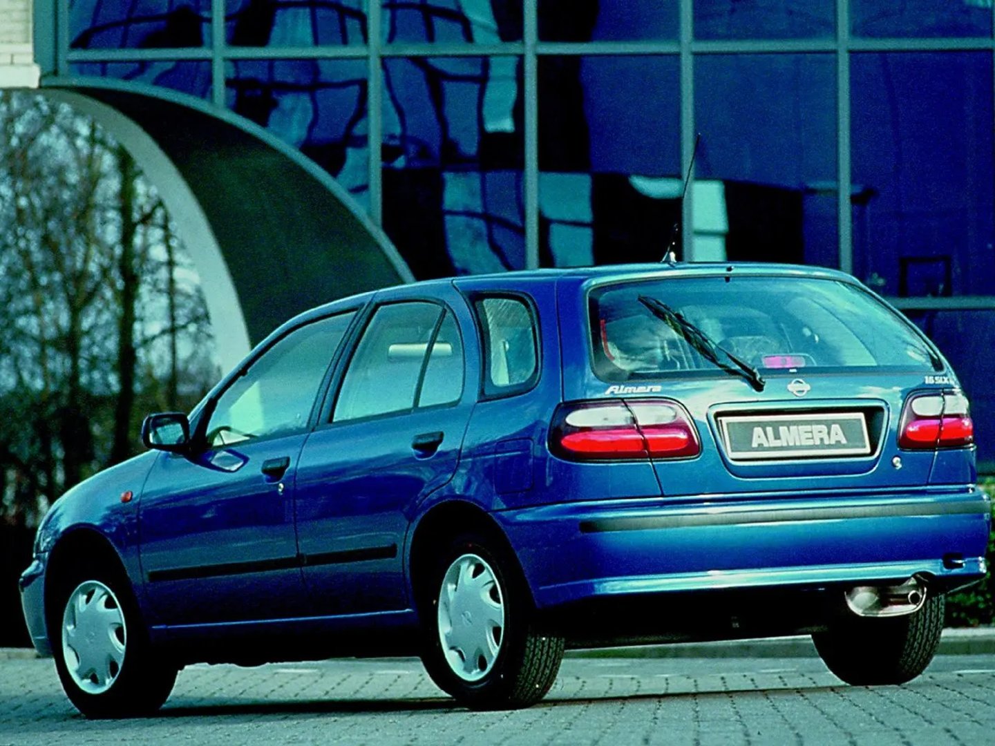Nissan_Almera_1_generation__Hatchback_5-door__3.jpg