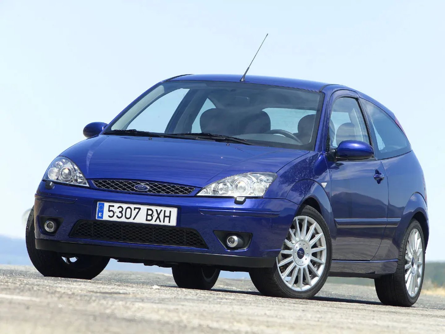Ford_Focus_ST_1_generation__Hatchback_3-door__1.jpg