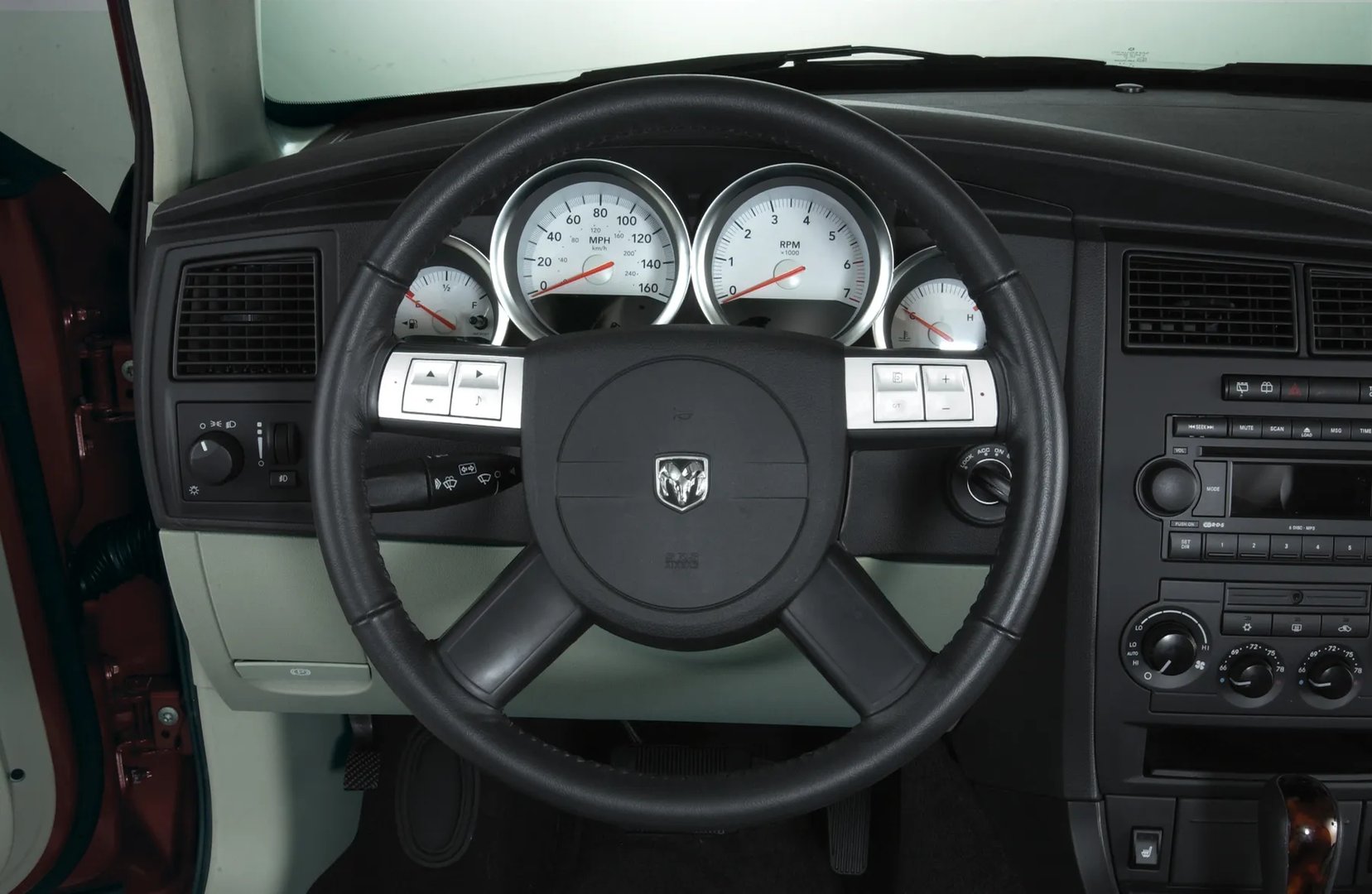 Dodge_Magnum_1_generation__Estate_5-door__11.jpg
