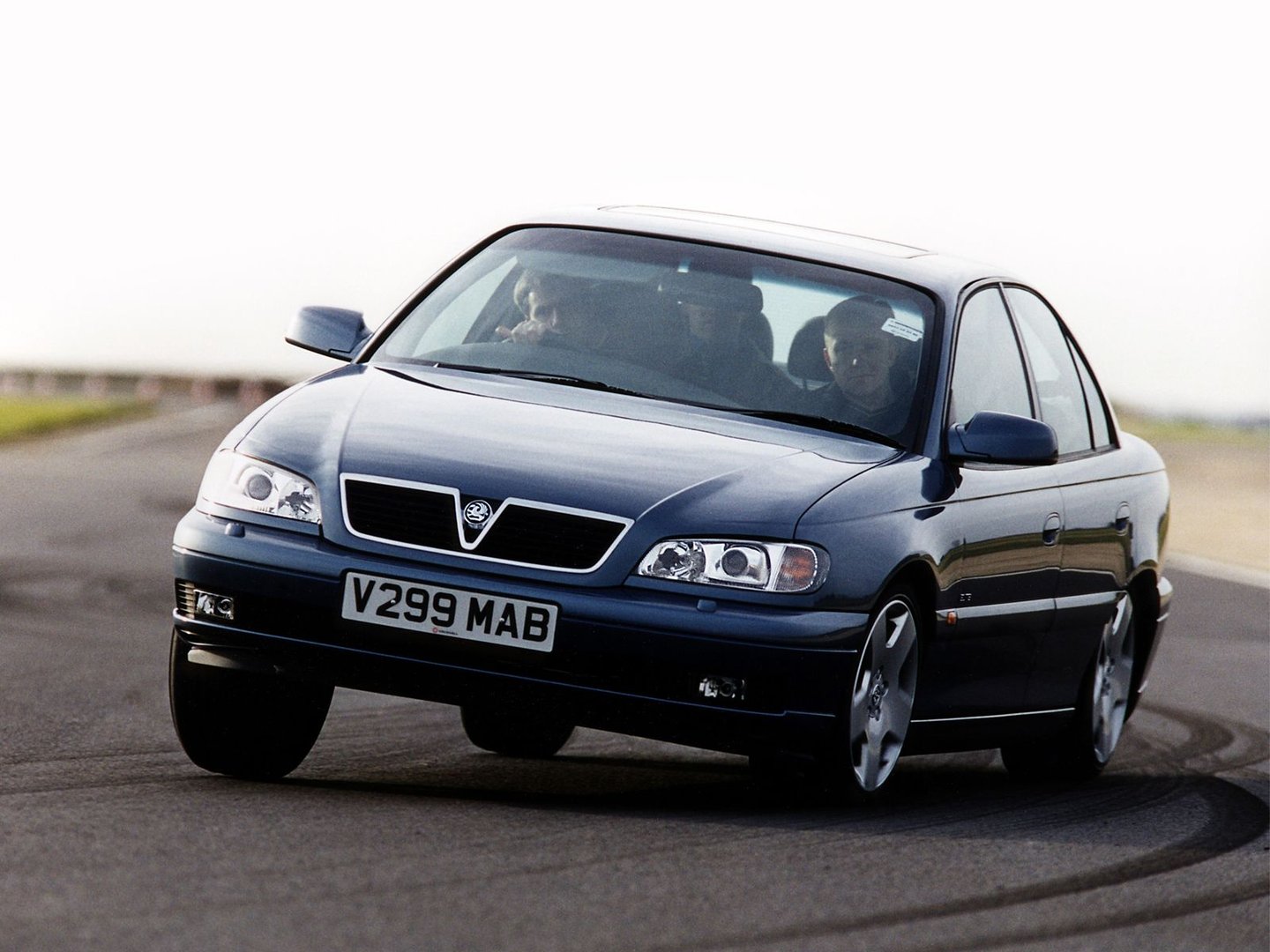 vauxhall_Omega_2_generation_restyling__Sedan__7.jpg