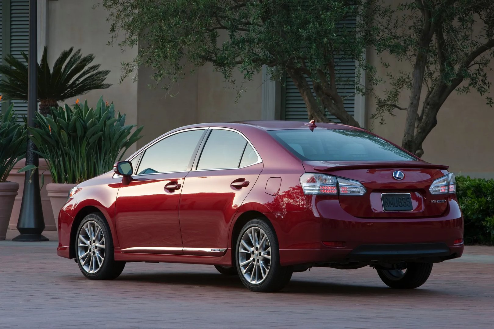 Lexus_HS_1_generation__Sedan__2.jpg