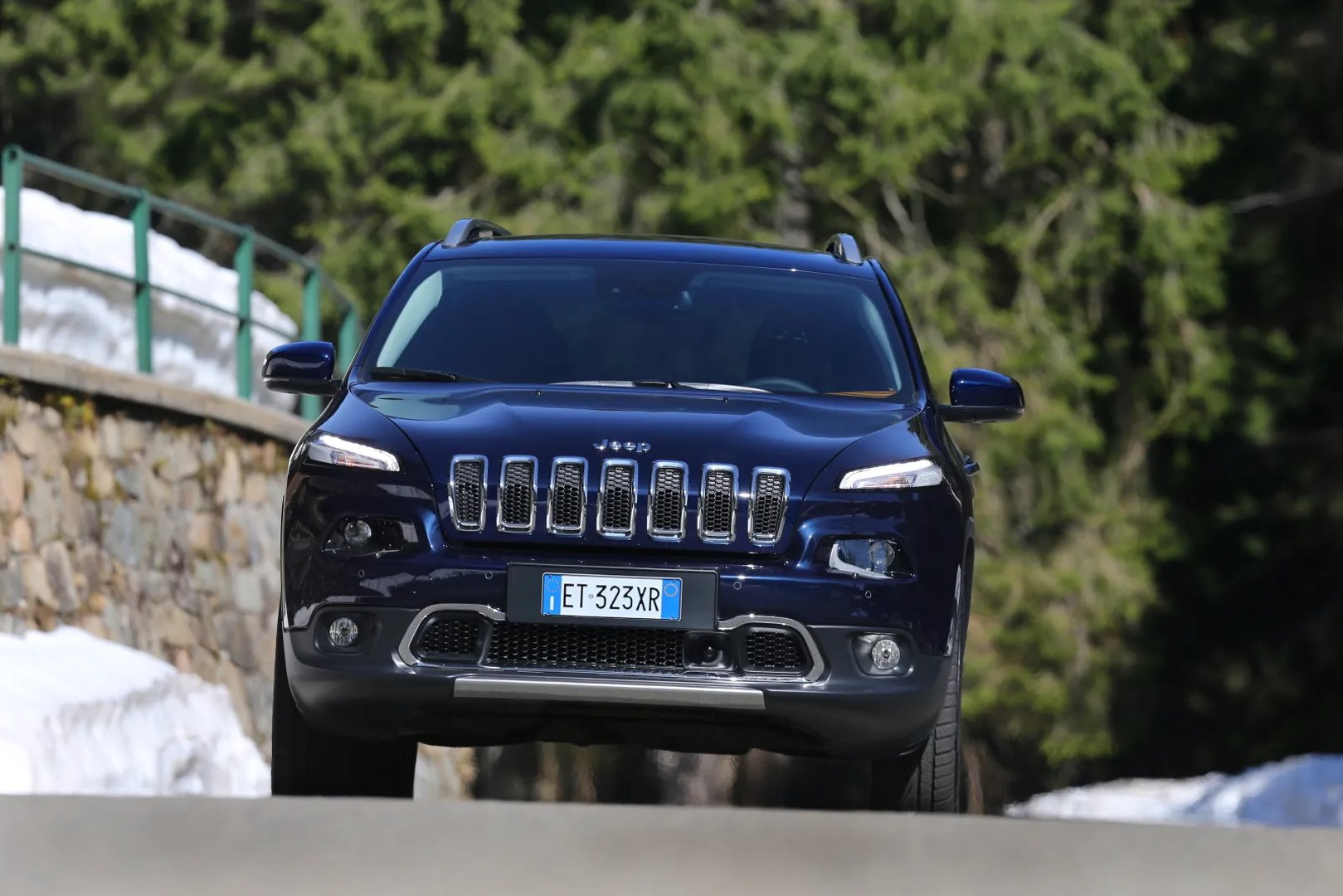 Jeep_Cherokee_5_generation__SUV_5-doors__7.jpg
