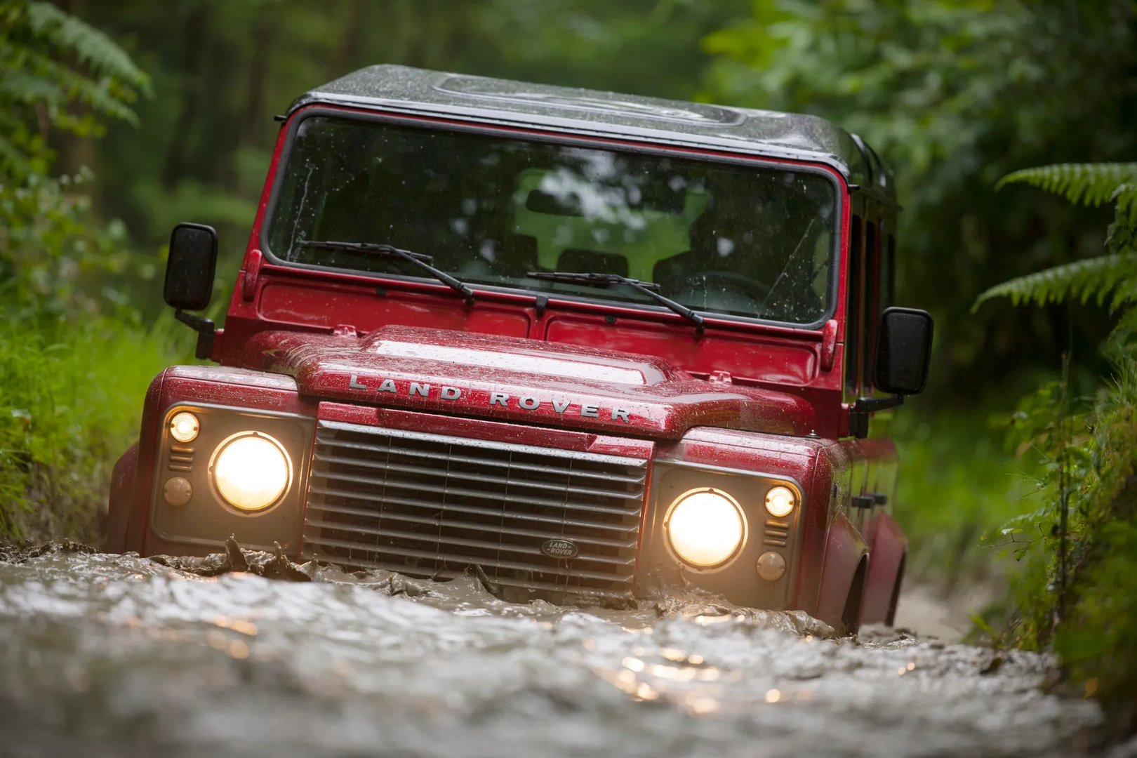Land Rover_Defender_1_generation_restyling__SUV_5-doors__12.jpg