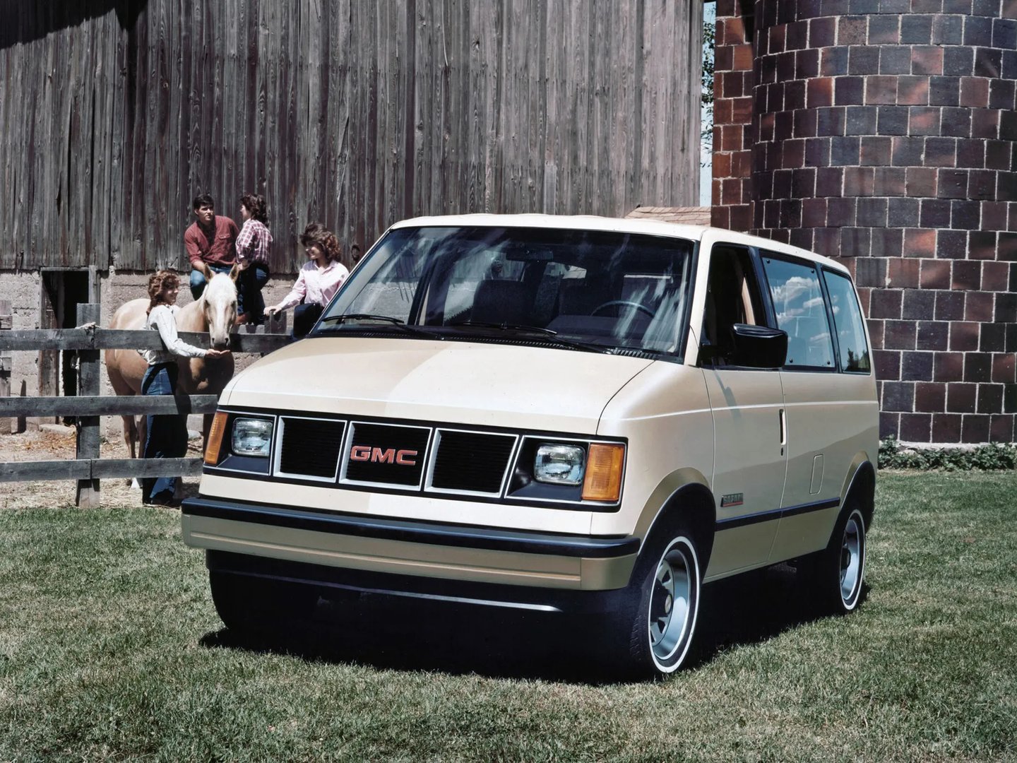 GMC_Safari_1_generation__Minivan__1.jpg