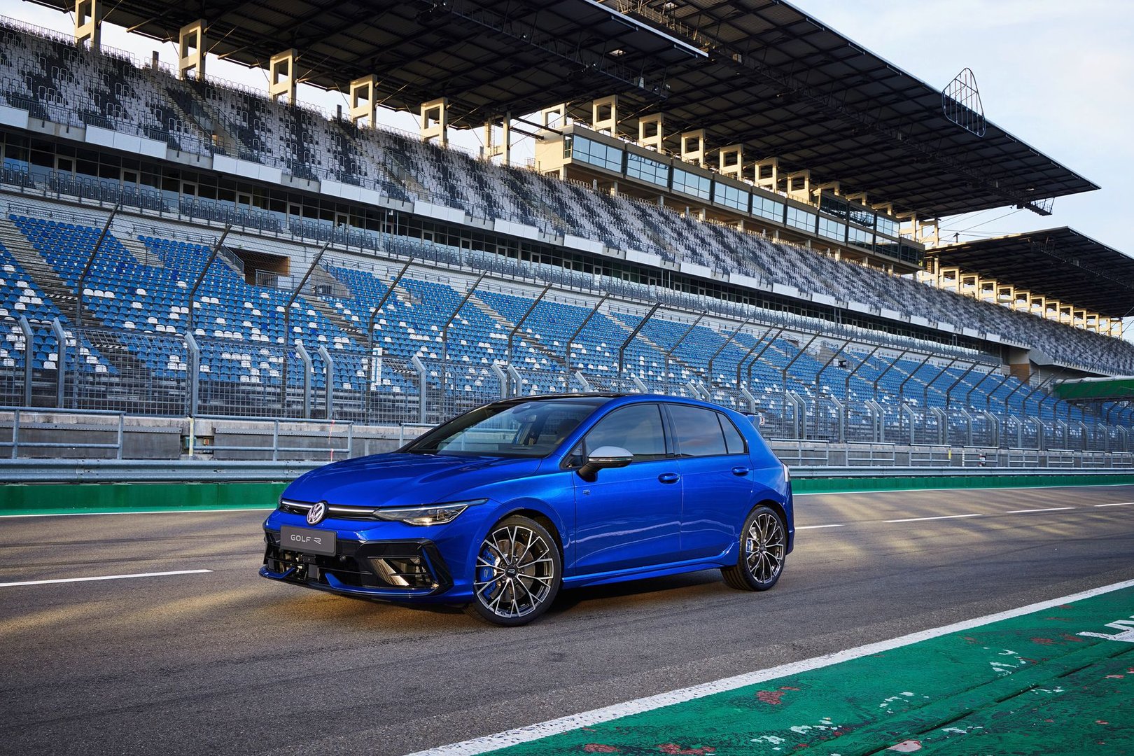volkswagen_Golf_R_8_generation_restyling__Hatchback_5-door__26.jpg