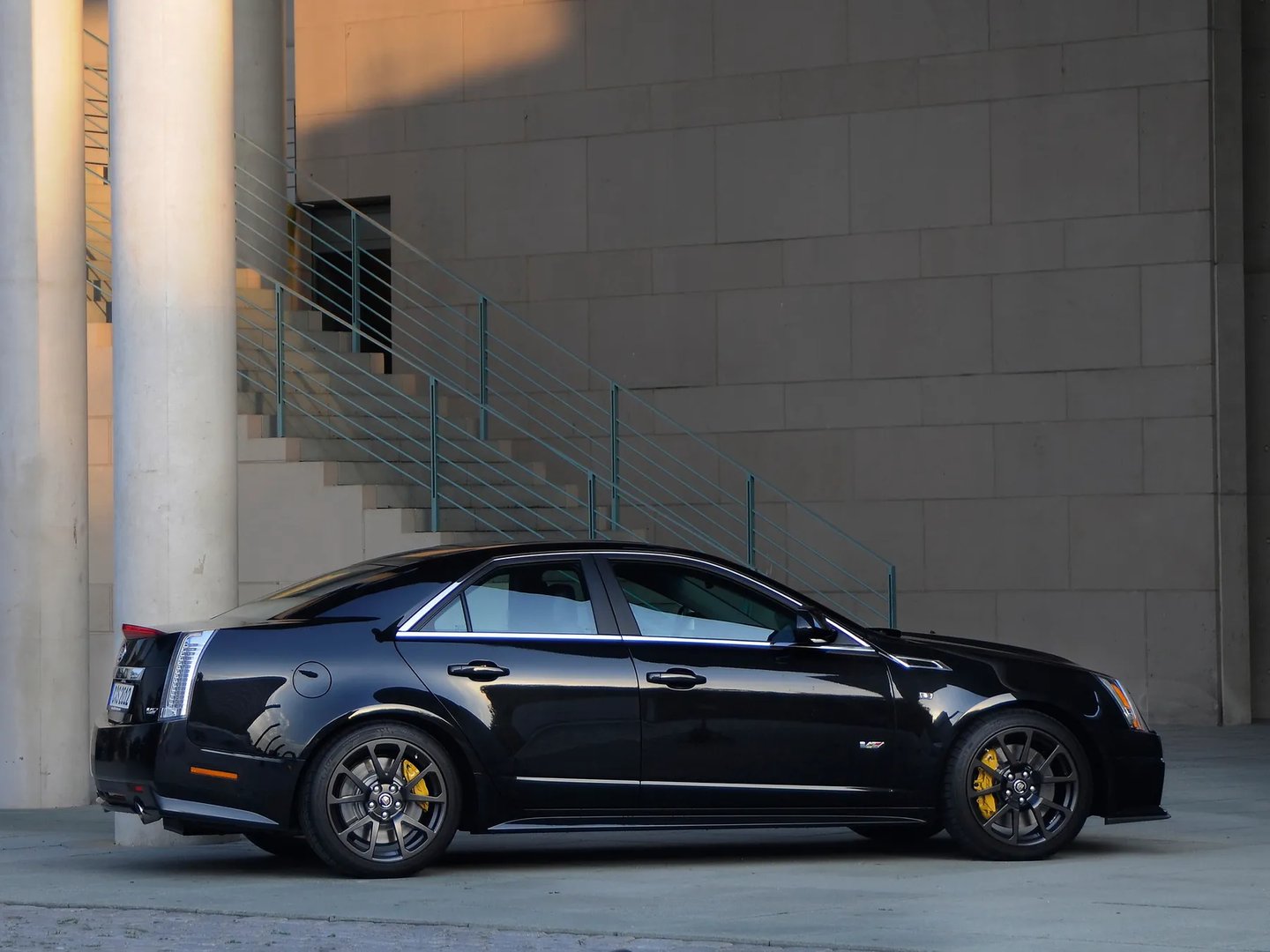 Cadillac_CTS-V_2_generation__Sedan__5.jpg