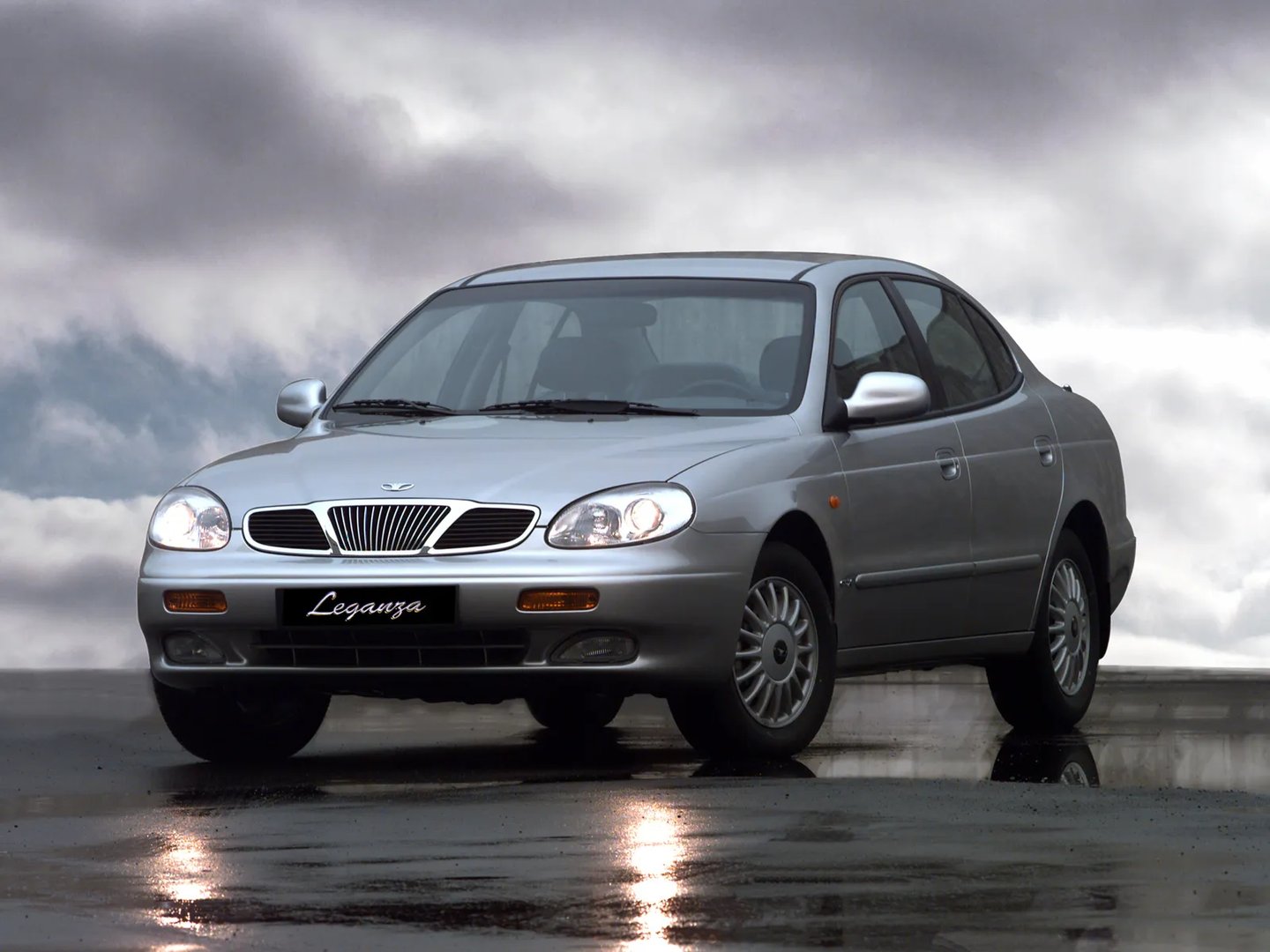 Daewoo_Leganza_1_generation__Sedan__6.jpg