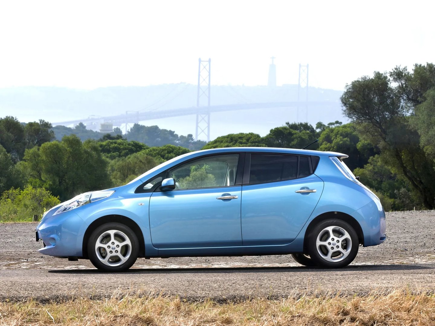 Nissan_Leaf_1_generation__Hatchback_5-door__9.jpg