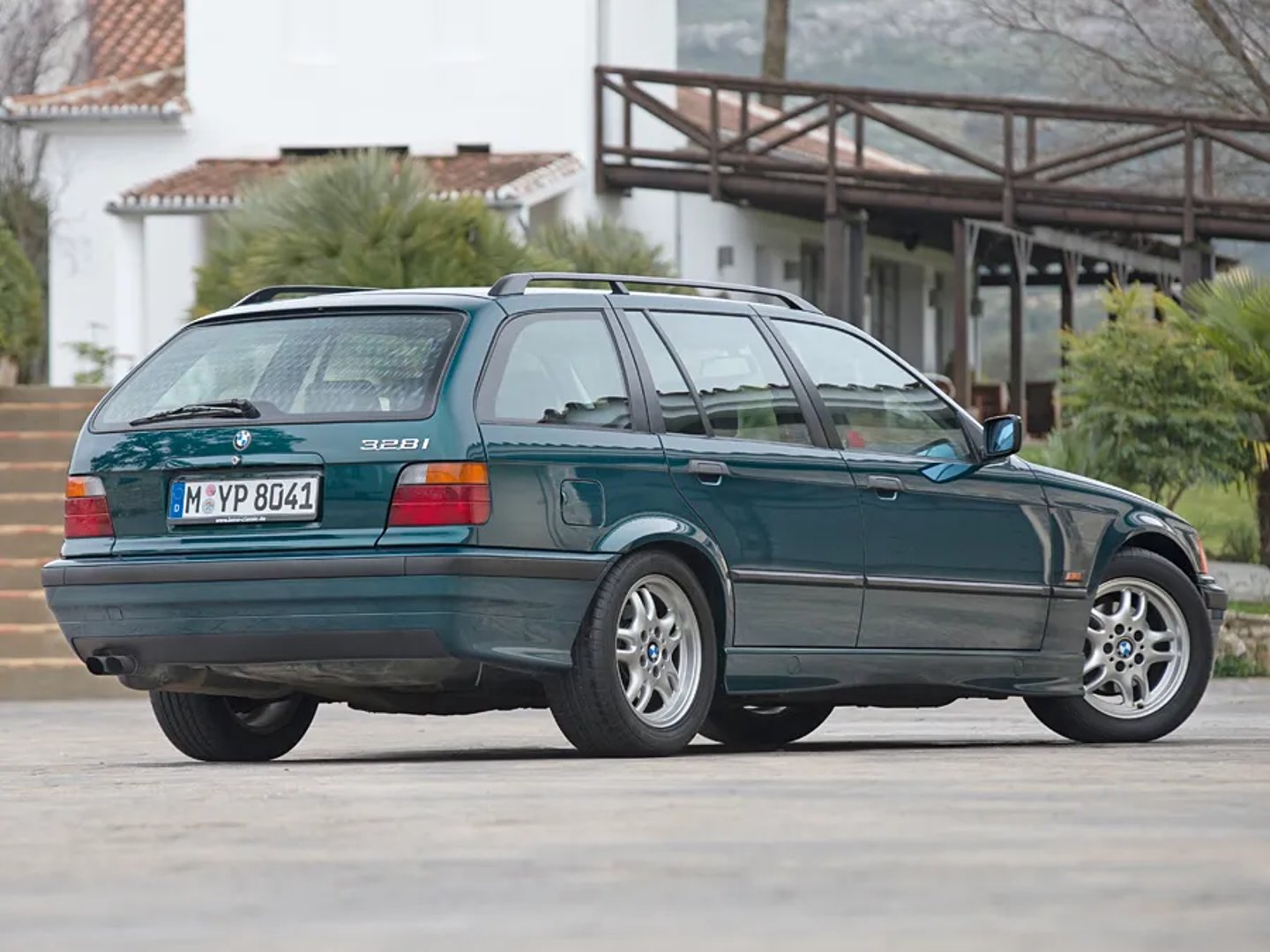 BMW_3_series_3_generation__Estate_5-door__2.jpg