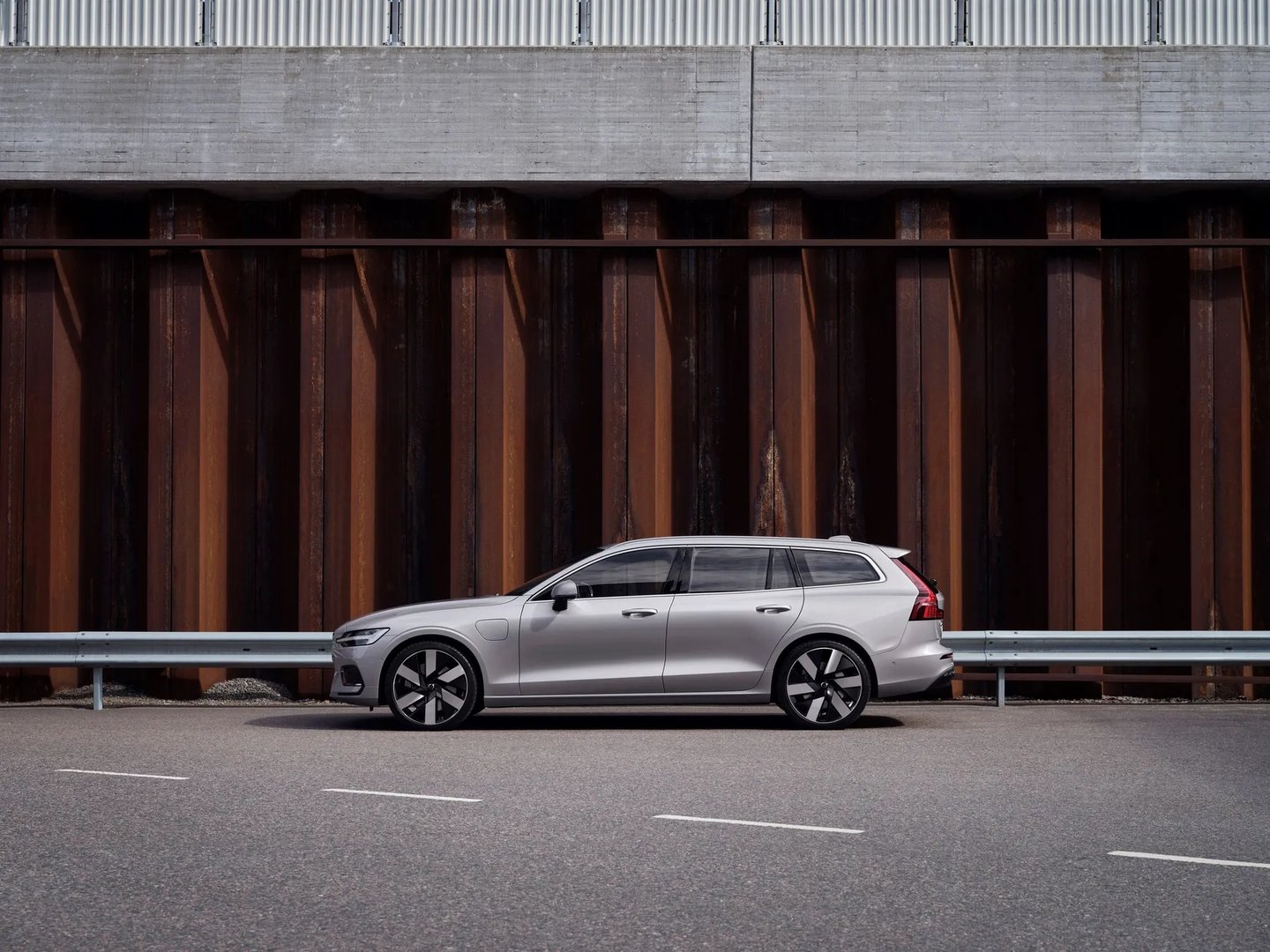 Volvo_V60_2_generation_restyling_1__Estate_5-door__5.jpg