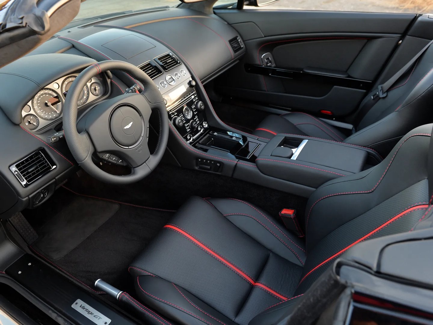 Aston Martin_Vantage_3_generation_restyling_2__Roadster__12.jpg