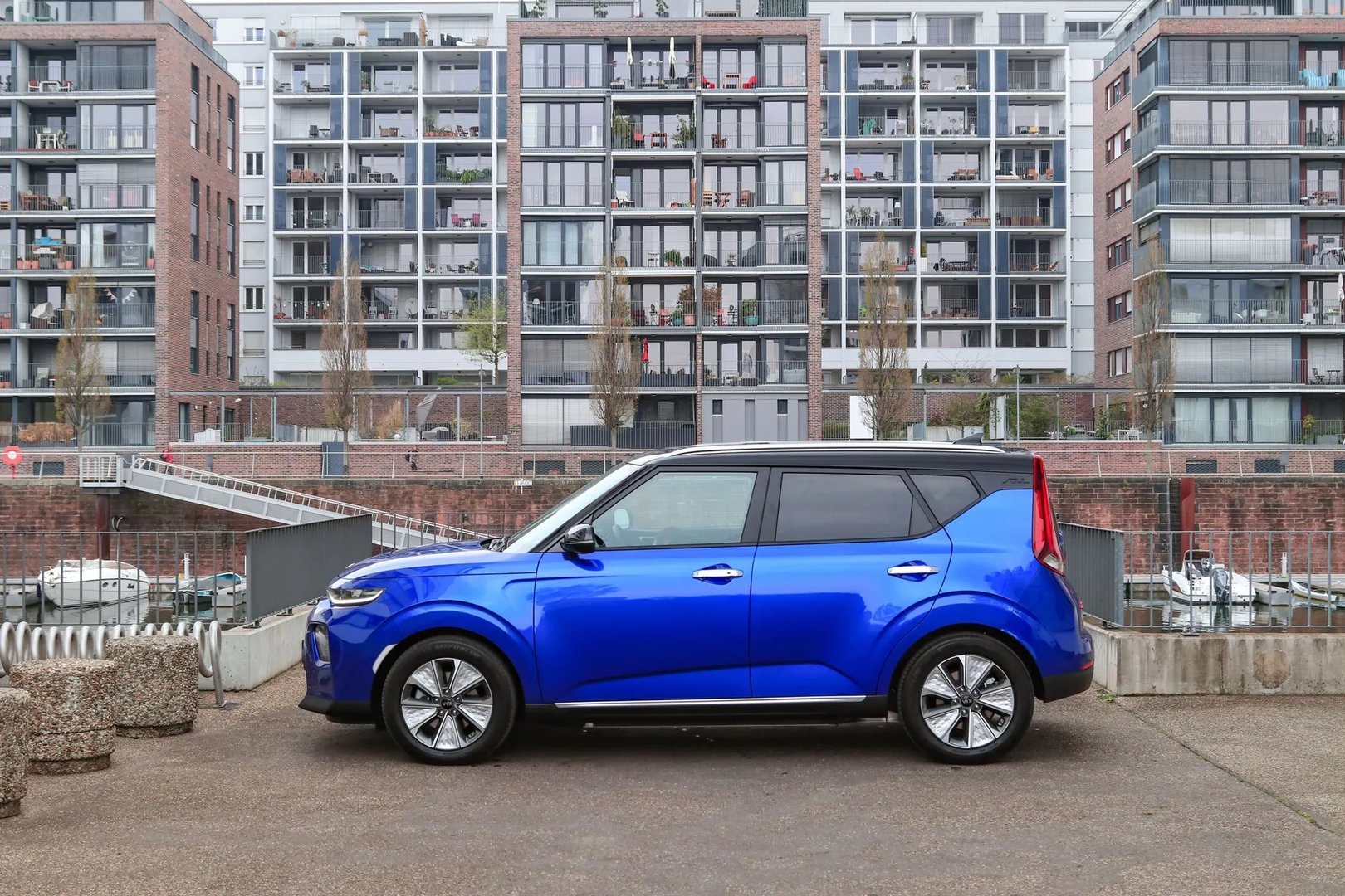 Kia_Soul_EV_2_generation__Hatchback_5-door__12.jpg