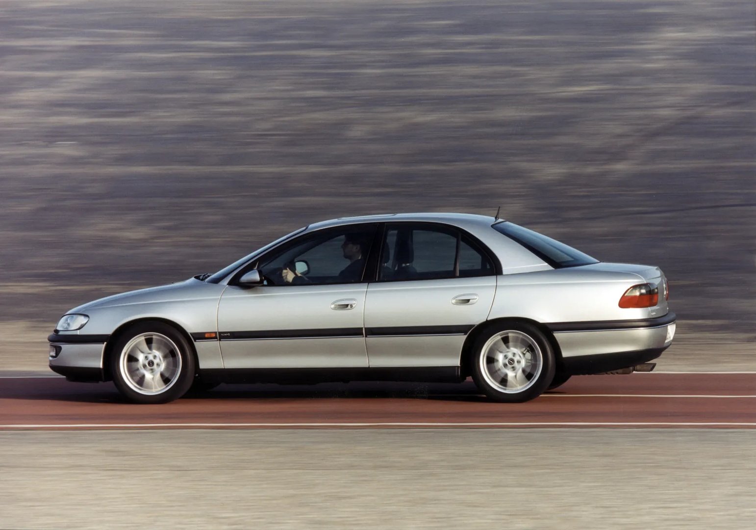 Opel_Omega_2_generation__Sedan__4.jpg